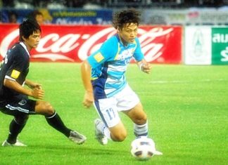 Pattaya United’s Keisuke Ogawa, right, evades the challenge of a Buriram defender during their teams’ Thai Premier League game in Chonburi, Saturday, March 26. (Photo/Ariyawat Nuamsawat)